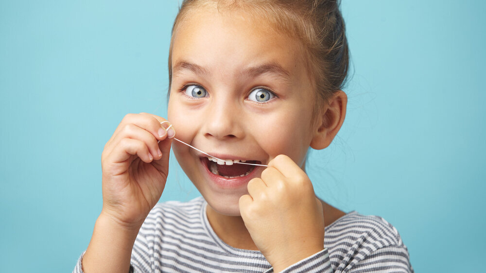 Mädchen mit Zahnseide