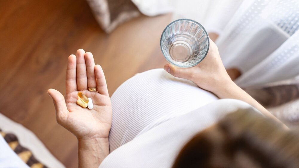 Schwangere mit Tabletten