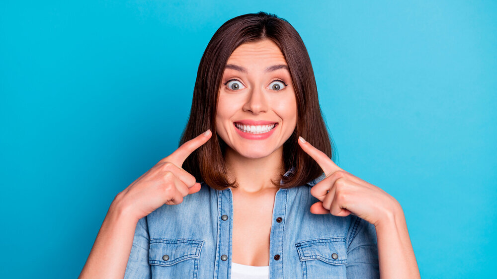 junge Frau mit weißen Zähnen