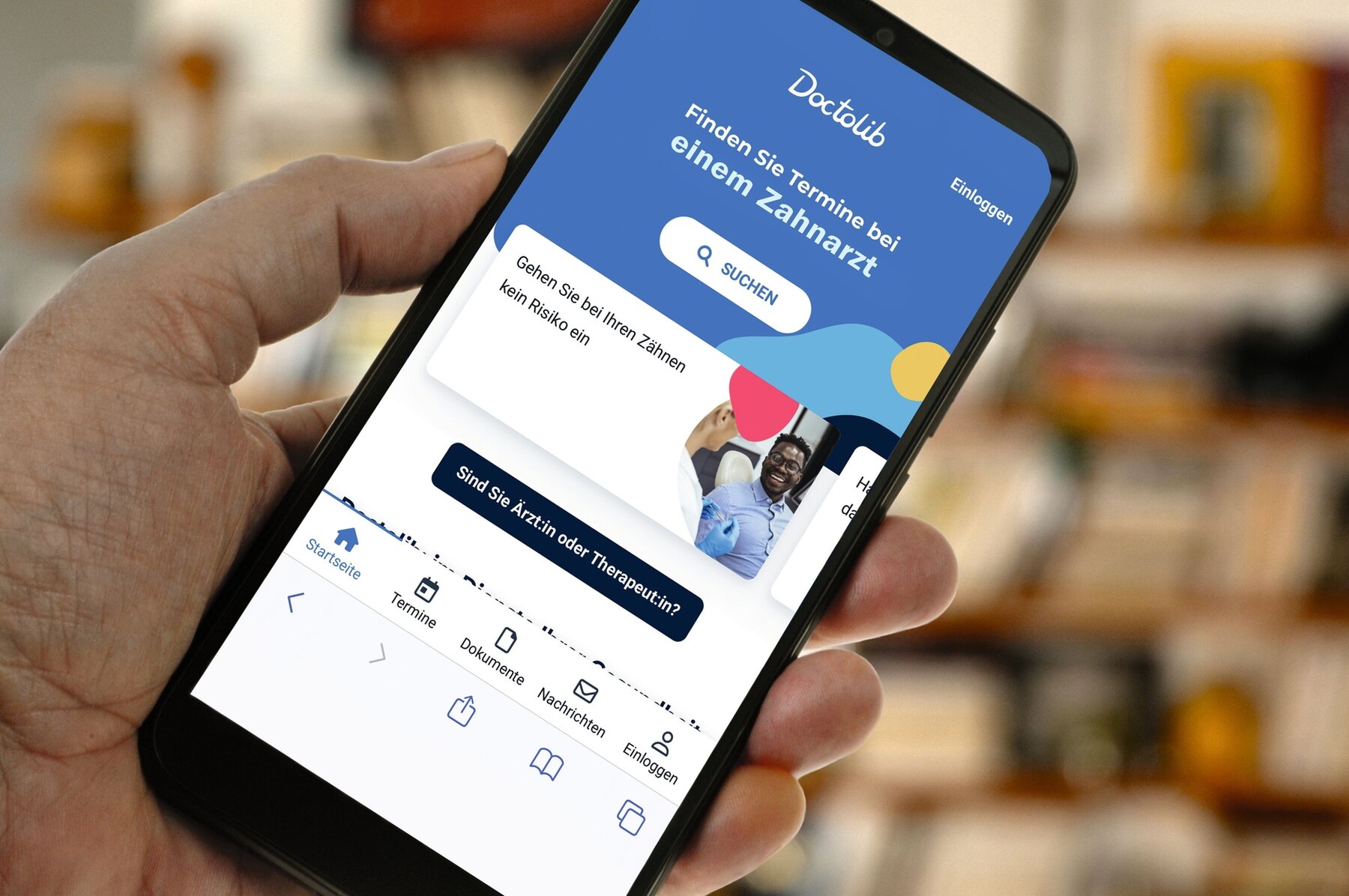 Vannes, France, 27 août 2022 : Application Doctolib sur un smartphone tenu en main en gros plan Vannes, France, 27 août 2022 : Application Doctolib sur un smartphone tenu en main en gros plan