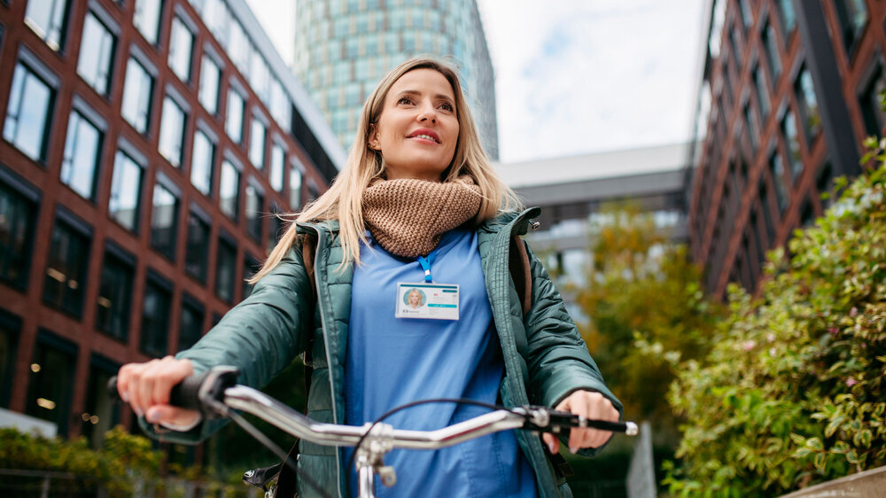 Ärztin auf Fahrrad