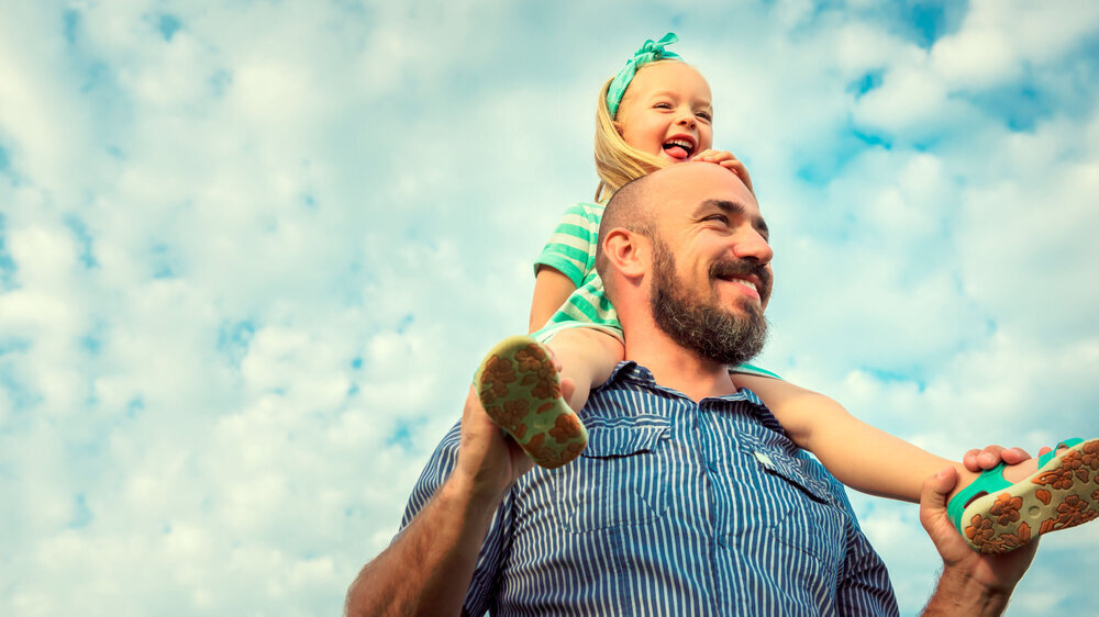 Vater und Tochter genieße gemeinsame Zeit.