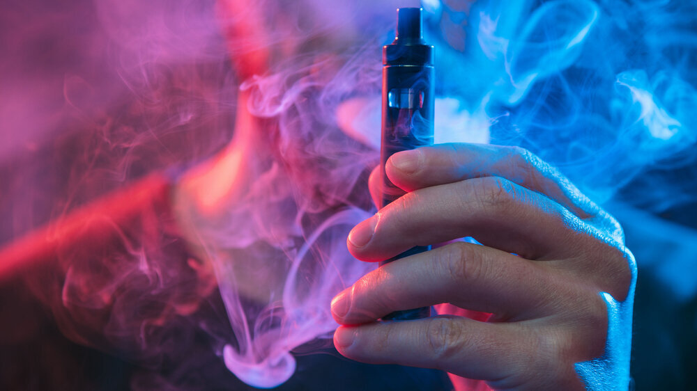 Vaping e-liquid from an electronic cigarette E-Zigarette