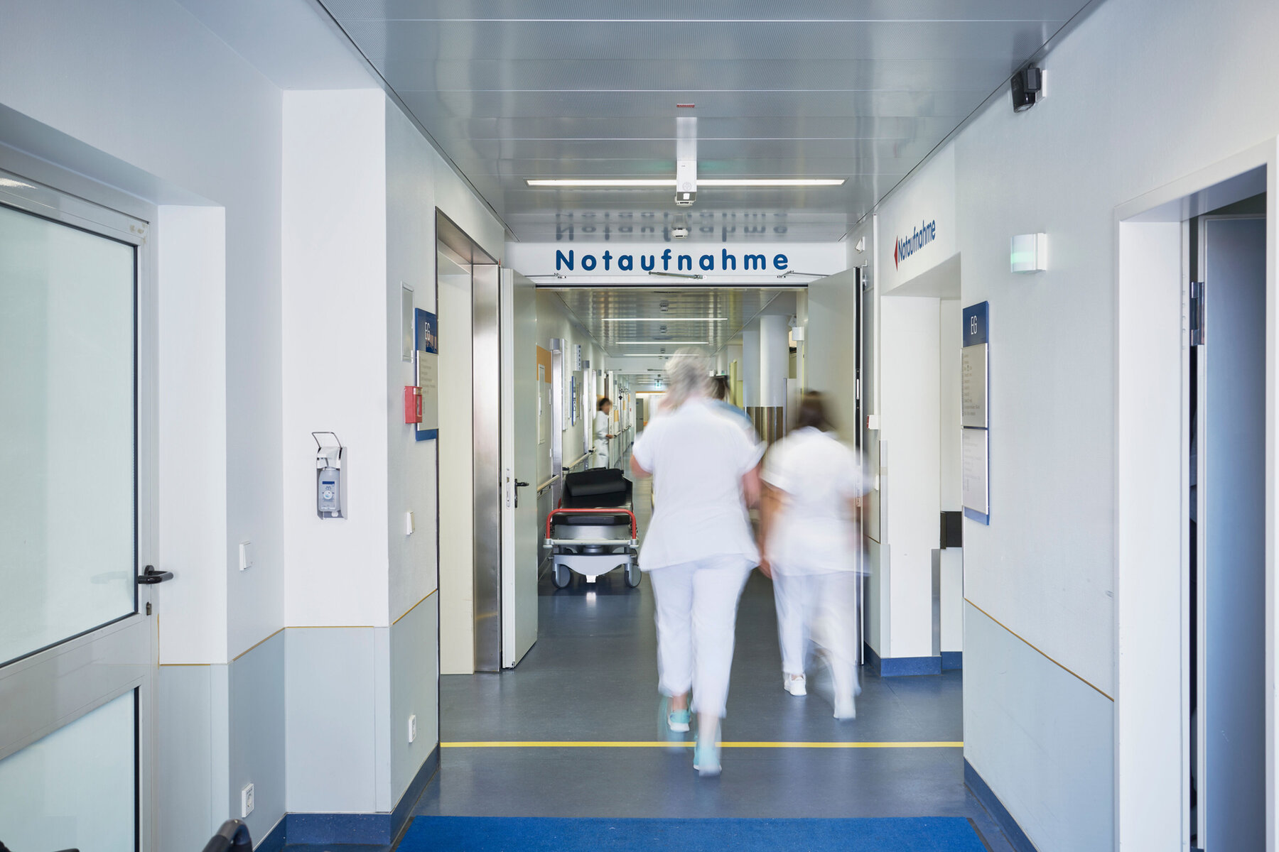 Notaufnahme Eingang Krankenhaus mit Krankenschwester in Bewegungsunschärfe auf dem Flur