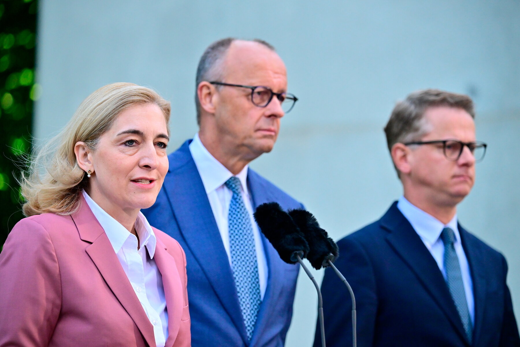 609009194 Bundeskanzler Friedrich Merz (M CDU), die bisherige Gesundheitsministerin Nina Warken (CDU), der bisherige CDU-Generalsekretär Carsten Linnemann (r) geben eine Pressekonferenz im Kanzleramt in Berlin zu personellen Veränderungen in Regierung und CDU.