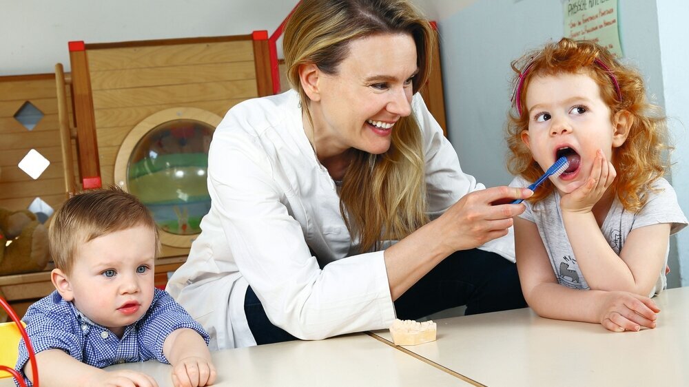 Zähneputzen mit Zahnärztin im Kindergarten Zähneputzen mit Zahnärztin im Kindergarten