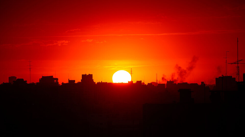 Sonnenuntergang nach einem heißen Sommertag über den Dächern von Buenos Aires, Argentinien – Symbol für die globale Erwärmung und die Hitze Sonnenuntergang nach einem heißen Sommertag über den Dächern von Buenos Aires, Argentinien – Symbol für die globale Erwärmung und die Hitze