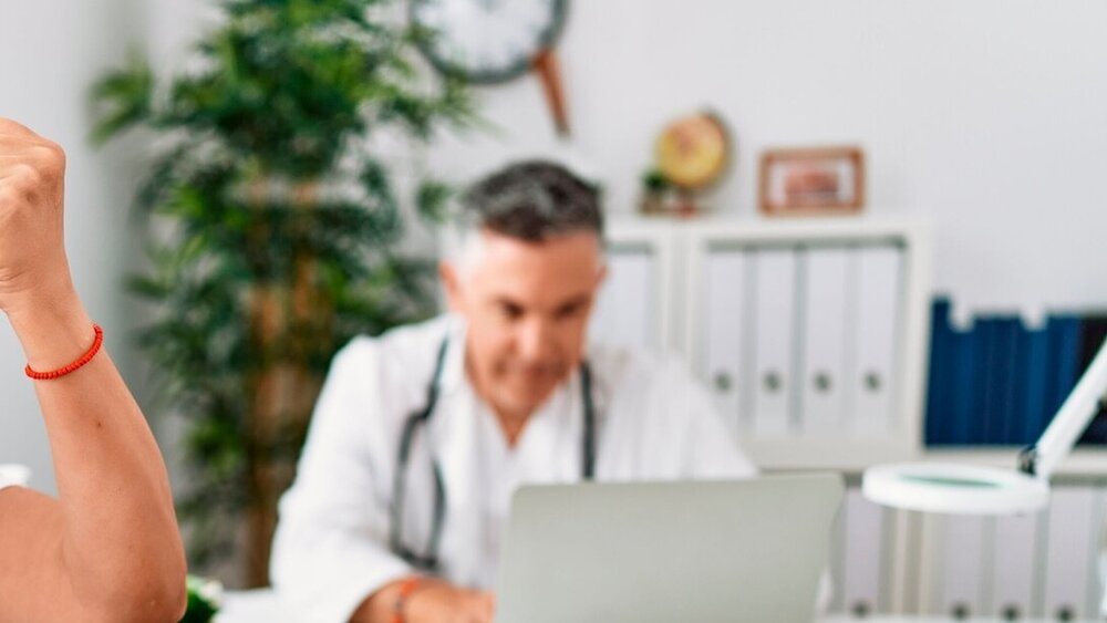 Aggressiver Frau beschwert sich lautstark bei Arzt im Behandlungszimmer.