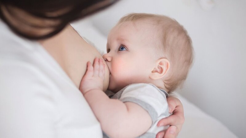 Mutter stillt Baby