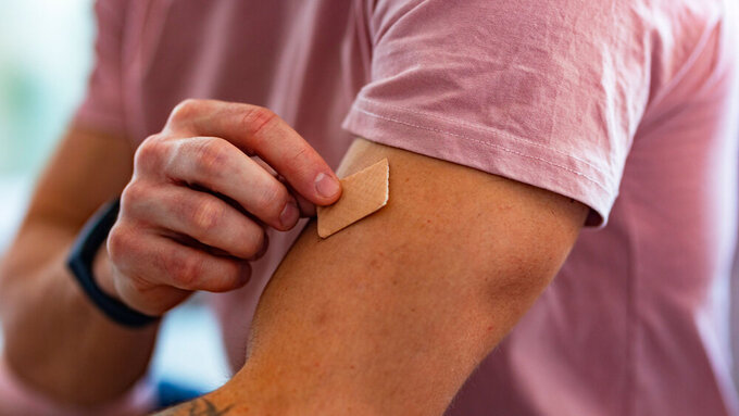 Mann klebt Nikotinpflaster