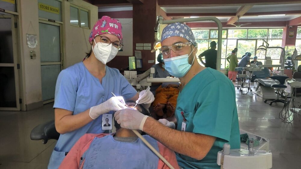 Dhulikhel Hospital in Nepal, Gwendolin und Friedrich beim Einsatz während ihrer Auslandsfamulatur. Dhulikhel Hospital in Nepal, Gwendolin und Friedrich beim Einsatz während ihrer Auslandsfamulatur.