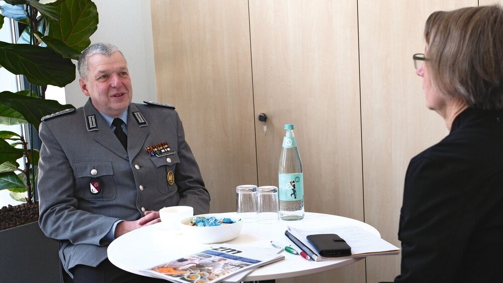 Oberstarzt Dr. Jürgen Rentschler im Gespräch mit zm-Redakteurin Anne Orth Oberstarzt Dr. Jürgen Rentschler im Gespräch mit zm-Redakteurin Anne Orth am 12. März 2026 in Berlin