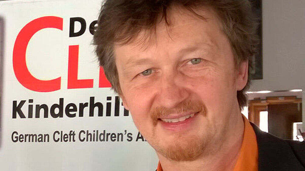 Alexander Gross, Geschäftsführer der Deutschen Cleft Kinderhilfe e.V., plädiert für mehr Reflexion und Zurücknahme bei chirurgischen Hilfseinsätzen.\r\n