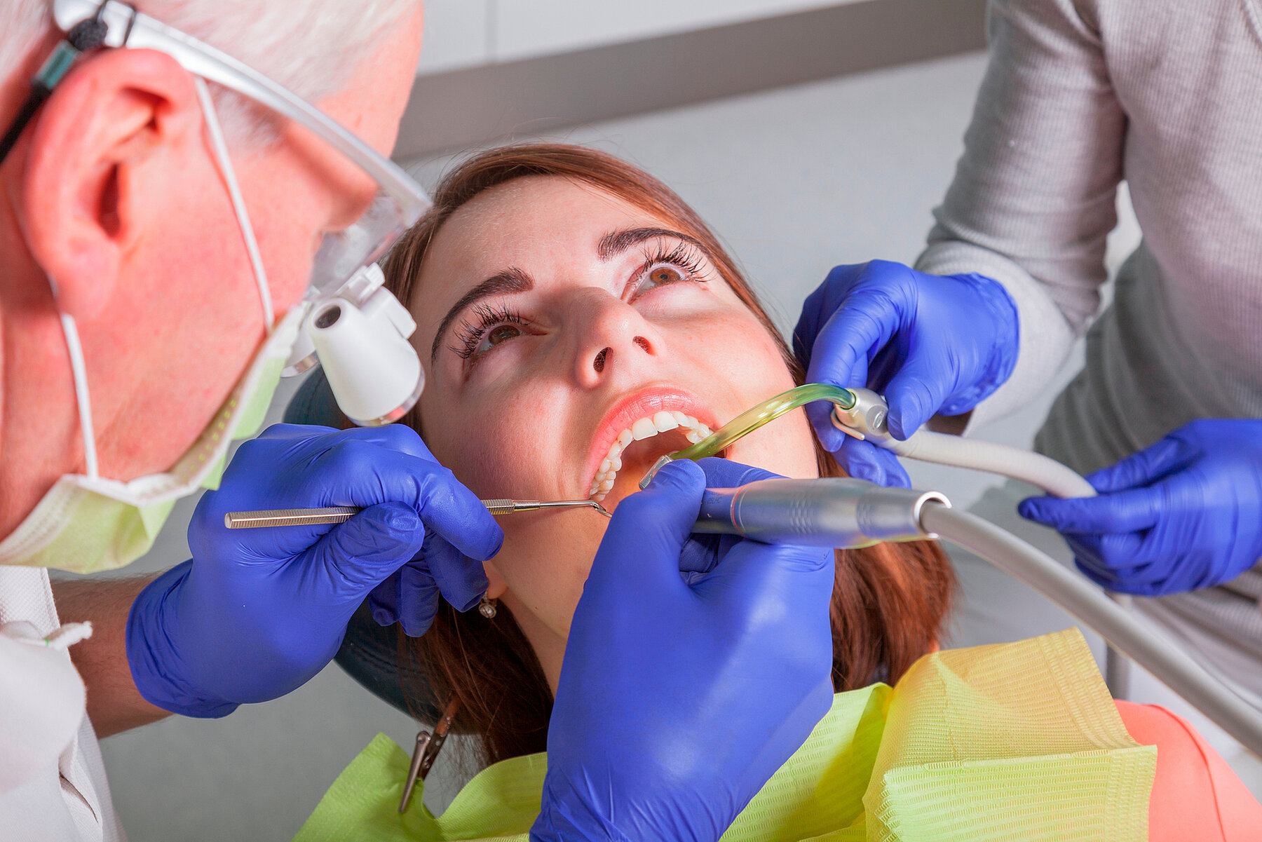 Zahnärztliche Behandung einer jungen Patientin Zahnärztliche Behandung einer jungen Patientin