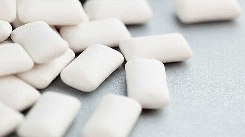 Titandioxid wird in vielen Kosmetika und Arzneimitteln – aber auch in Lebensmitteln als Weißfarbstoff verwendet, darunter in Kaugummi, Süßigkeiten, Backwaren, Suppen, Soßen und Käse.
