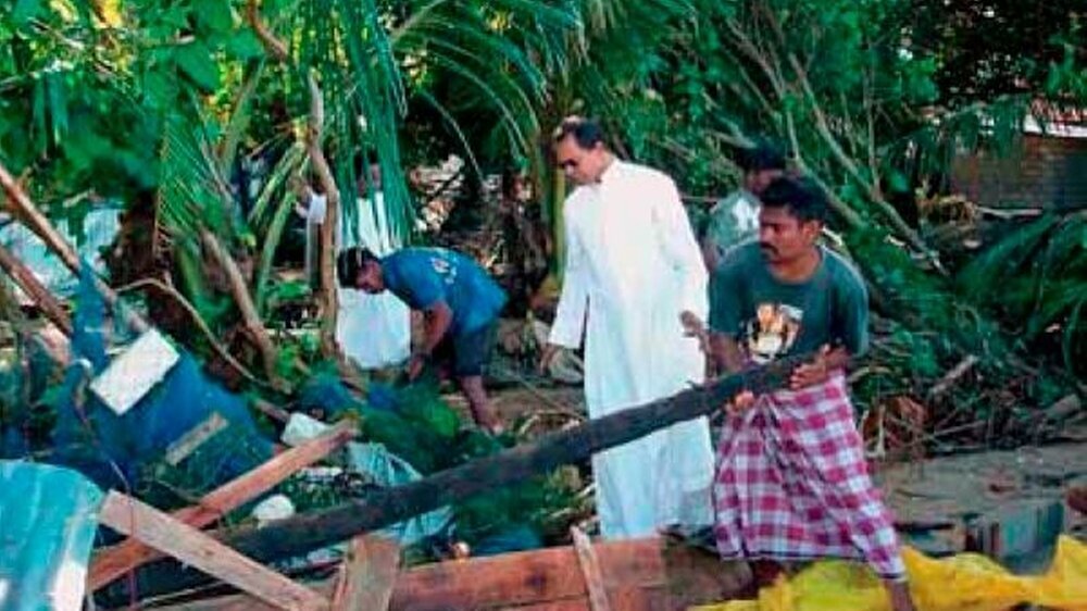 Die Salesianer Don Boscos kennen die Verhältnisse vor Ort und leisten Soforthilfe – sei es beim Räumen und Suchen nach Toten und Verletzten oder bei der Speisung von Menschen, die ihre Häuser verloren haben.