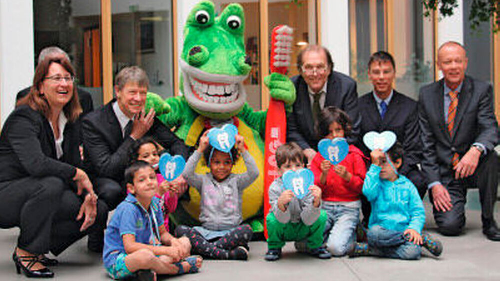 v.l.n.r.: Manuela Schäfer, Prof. Dietmar Oesterreich, Rainer Grahlen, Dr. Reinhard Schilke, Dr. Matthias Lehr mit dem Kroko und Kindern aus einer Berliner Kita |
