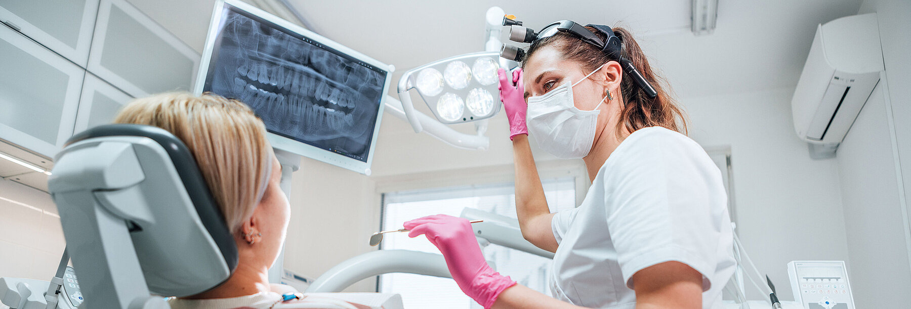 Zahnärztin mit Patientin Zahnärztin mit Patientin