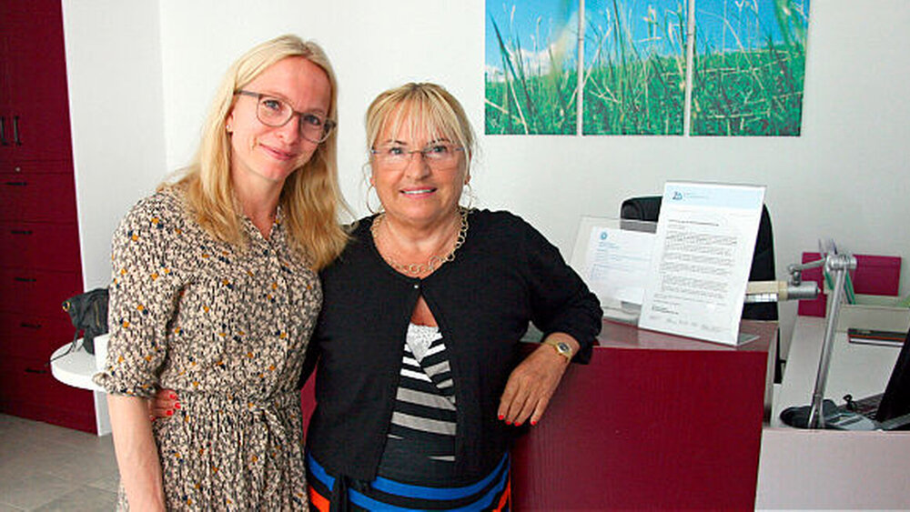 Dr. Rita Prüfer, 69 Jahre, und ihre Tochter Ricarda Schönfelder, 41 Jahre, betreiben seit 2006 eine Praxis in Berlin-Wilhelmsruh. Die lange Tradition der Familie wird damit fortgesetzt: Rita Prüfers Vater, Dr. Martin Wege, gründete 1926 in Treptow seine Praxis, die seine Tochter 1984 übernahm. Ihr Vater war damals 85 Jahre alt. In den 1990ern verlegte sie den Standort nach Wilhelmsruh.\r\n„Es ist ein gutes Gefühl zu wissen, dass man die Gesamtverantwortung teilt!“ Mutter und Tochter in einer Praxis: Ricarda Schönfelder Rita Prüfer. |